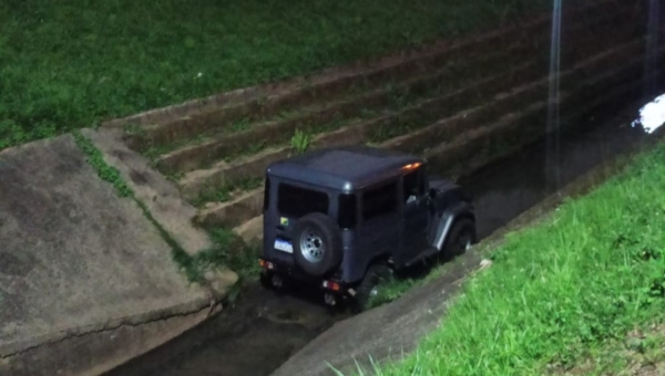 Carro desgovernado cai dentro do Canal da Maternidade 